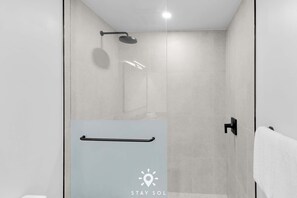Shower, hair dryer, towels, shampoo - Contemporary Haven with Glass Views 2BR | Miami (Miami)