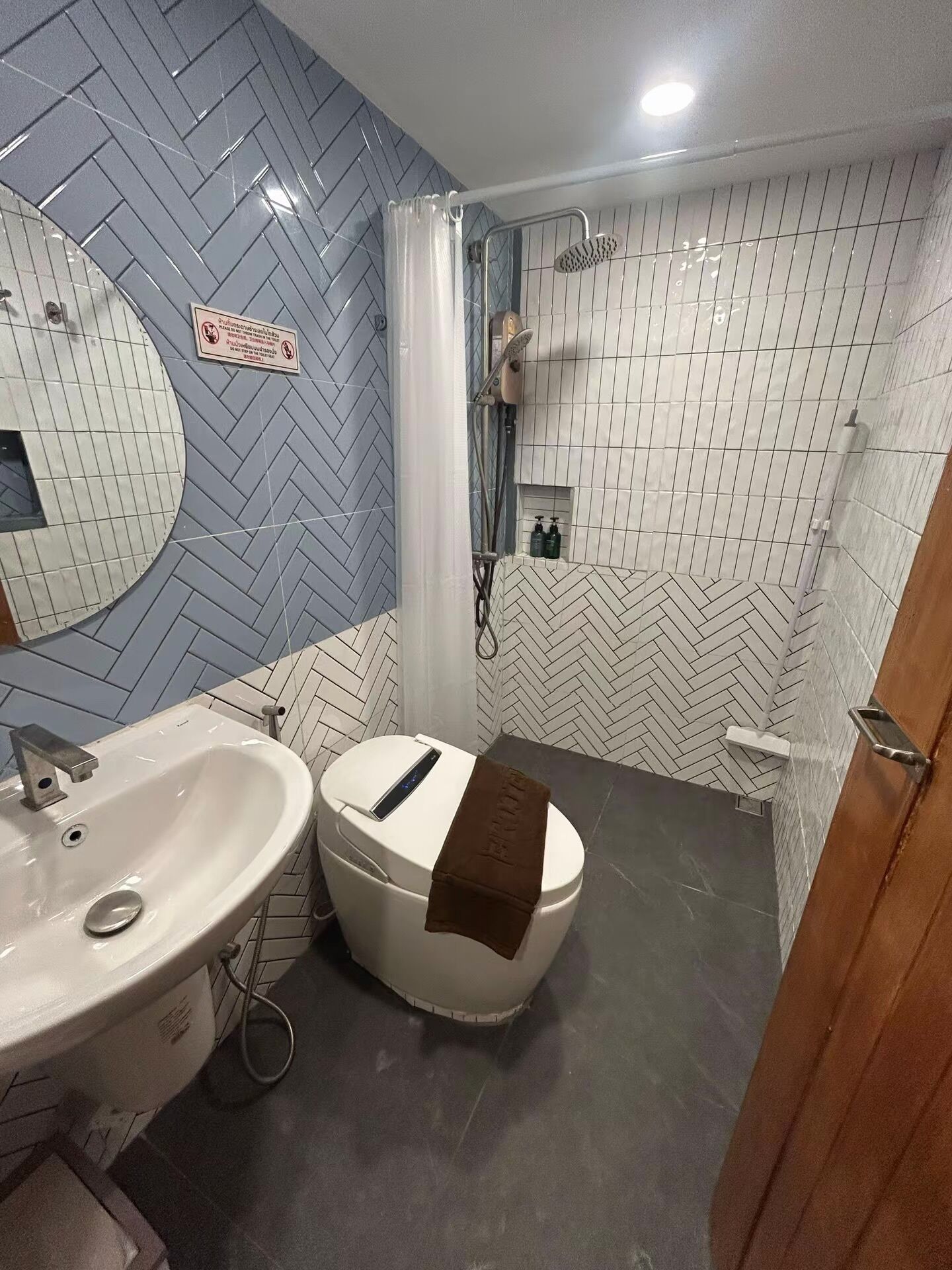 Haartrockner, Handtücher, Seife, Toilettenpapier