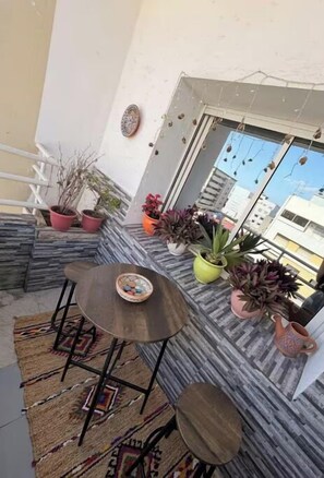 Outdoor dining - Furnished luxury apartment (Kénitra)