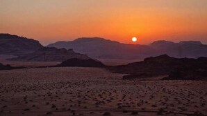Eine Wüstenlandschaft bei Sonnenuntergang.