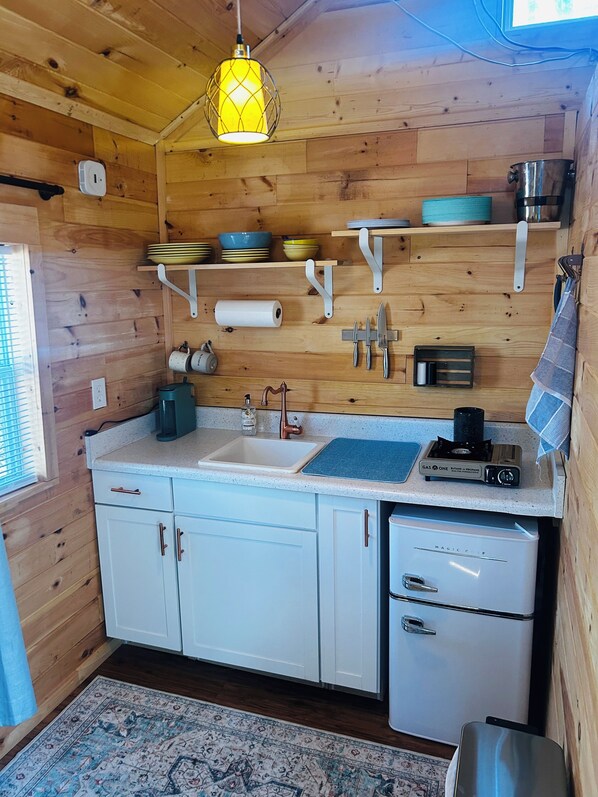 Fridge, stovetop, coffee/tea maker, electric kettle