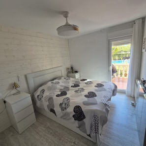 In-room safe, iron/ironing board, WiFi, bed sheets - Single-storey house with pool in the San Jordi Castellón golf course (Sant Jordi)
