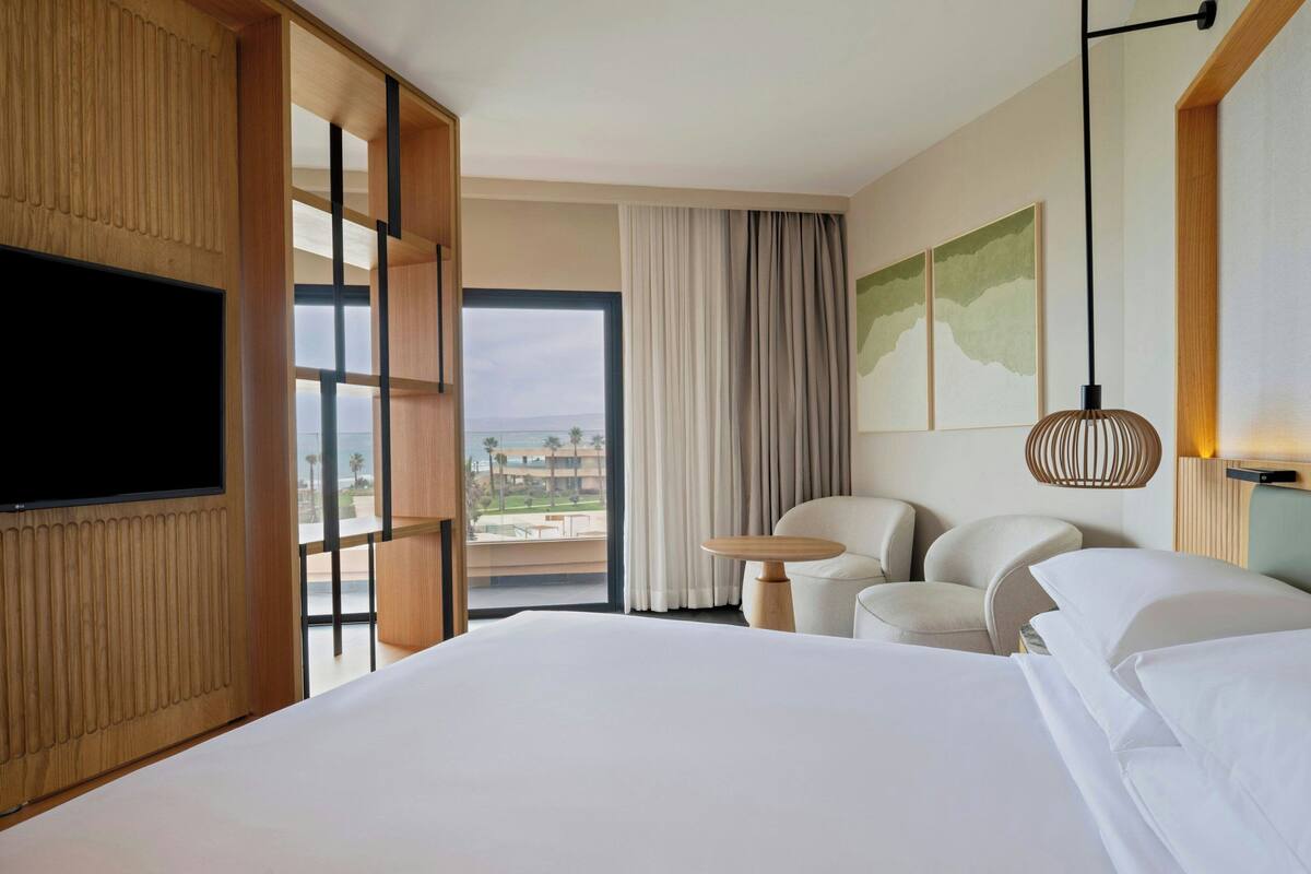 Suite junior, 1 habitación, balcón, vistas al mar | Ropa de cama de alta calidad, minibar, caja fuerte y escritorio