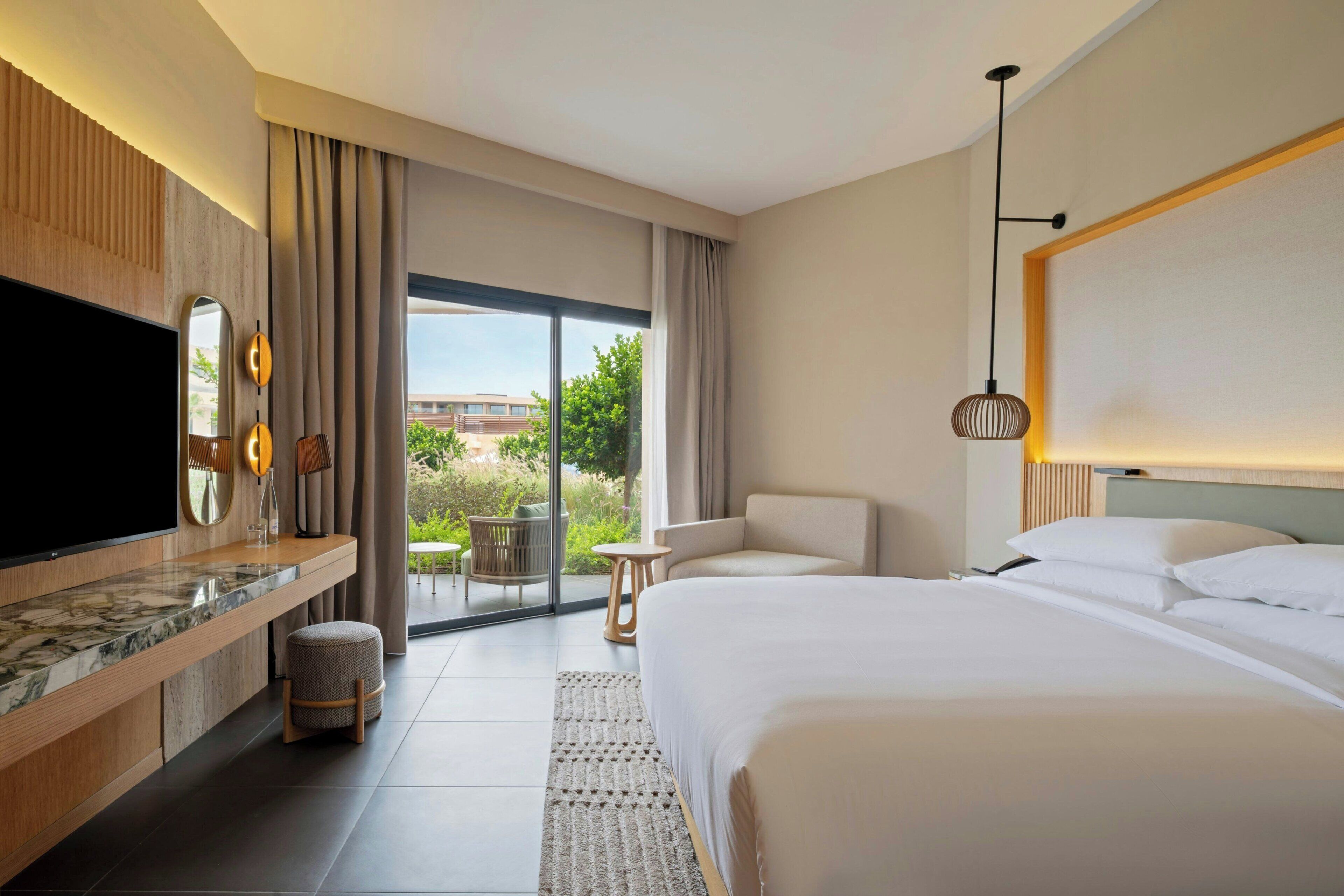 Room, 1 King Bed, Balcony (no view) | Premium bedding, minibar, in-room safe, desk