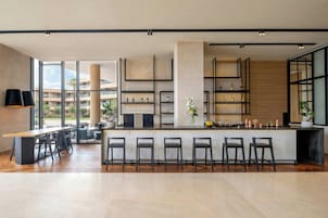 2 bares, bar junto a la piscina