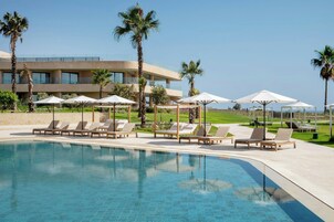 4 piscinas externas, funciona das 9h às 19h, espreguiçadeiras