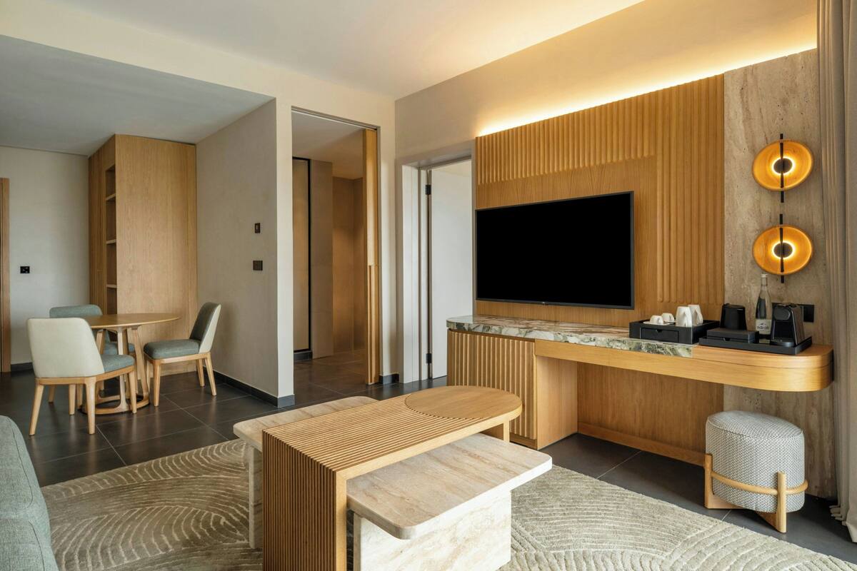 Suite, 1 habitación, balcón, vistas al mar | Sala de estar | Smart TV de 55 pulgadas con canales por satélite