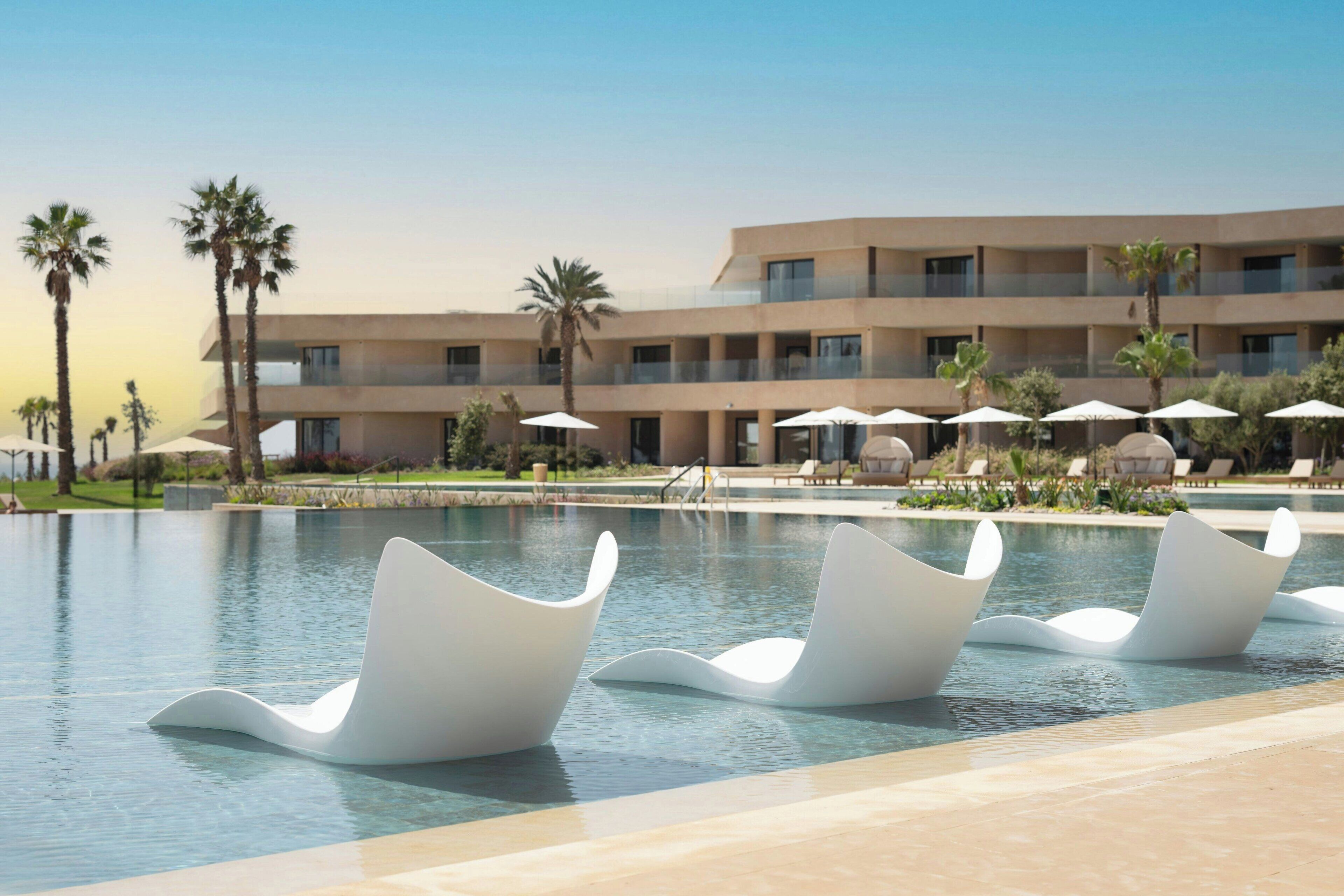 4 outdoor pools, open 9:00 AM to 7:00 PM, sun loungers