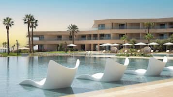 4 outdoor pools, open 9:00 AM to 7:00 PM, sun loungers