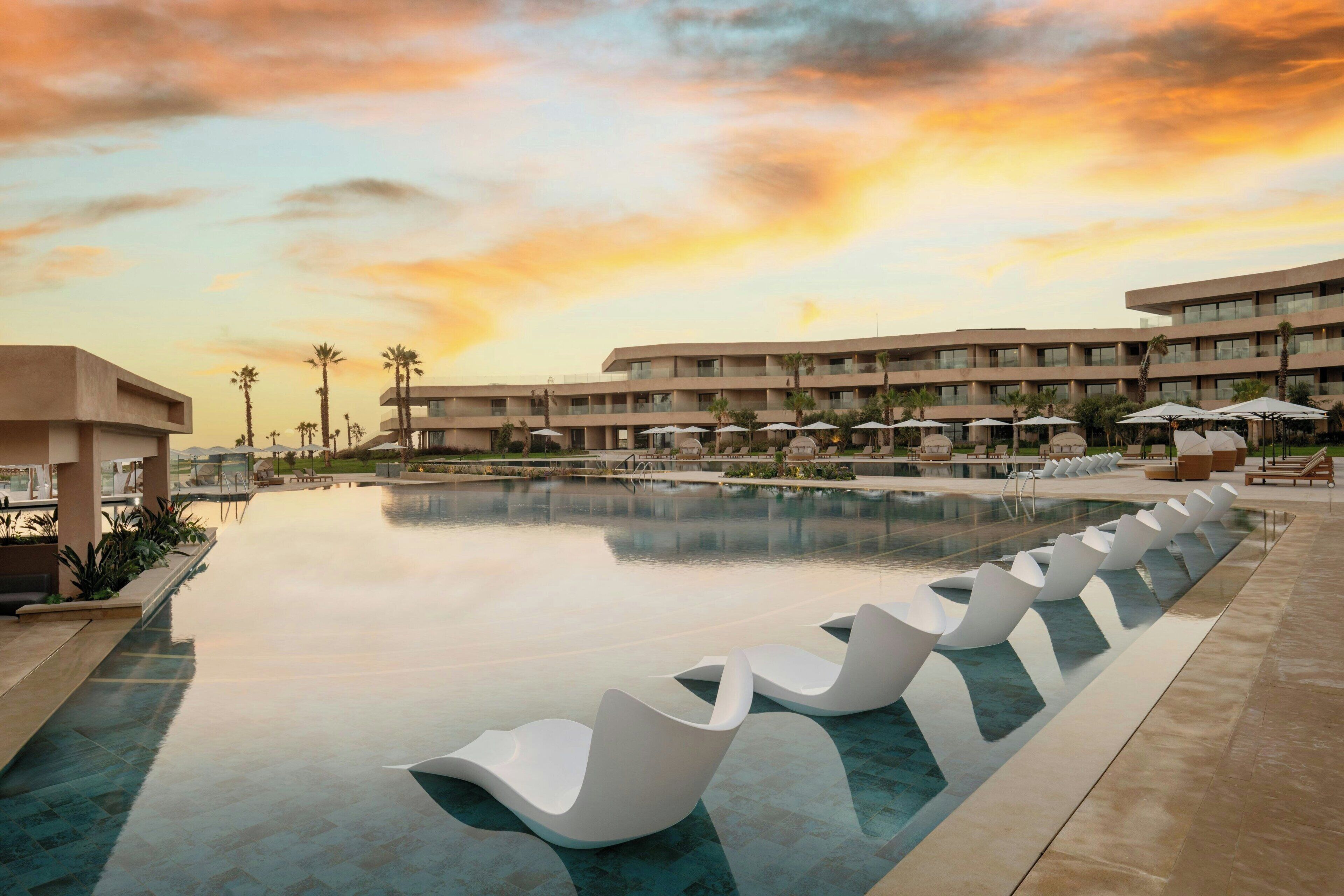 4 outdoor pools, open 9:00 AM to 7:00 PM, sun loungers