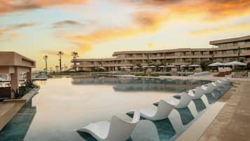 4 outdoor pools, open 9:00 AM to 7:00 PM, sun loungers