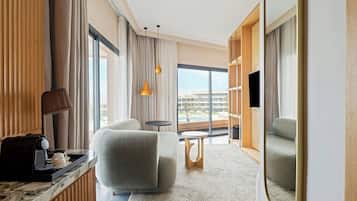 Suite Junior, 1 kamar tidur, balkon, pemandangan laut | Area keluarga | Smart TV 55-inci dengan saluran TV satelit