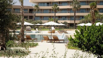 4 piscinas al aire libre (de 09:00 a 19:00), tumbonas