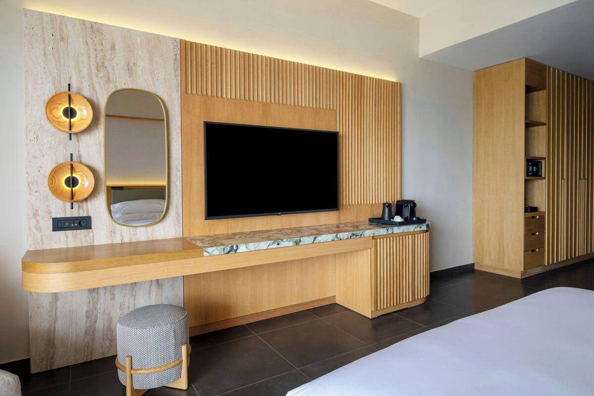 Ropa de cama de alta calidad, minibar, caja fuerte y escritorio