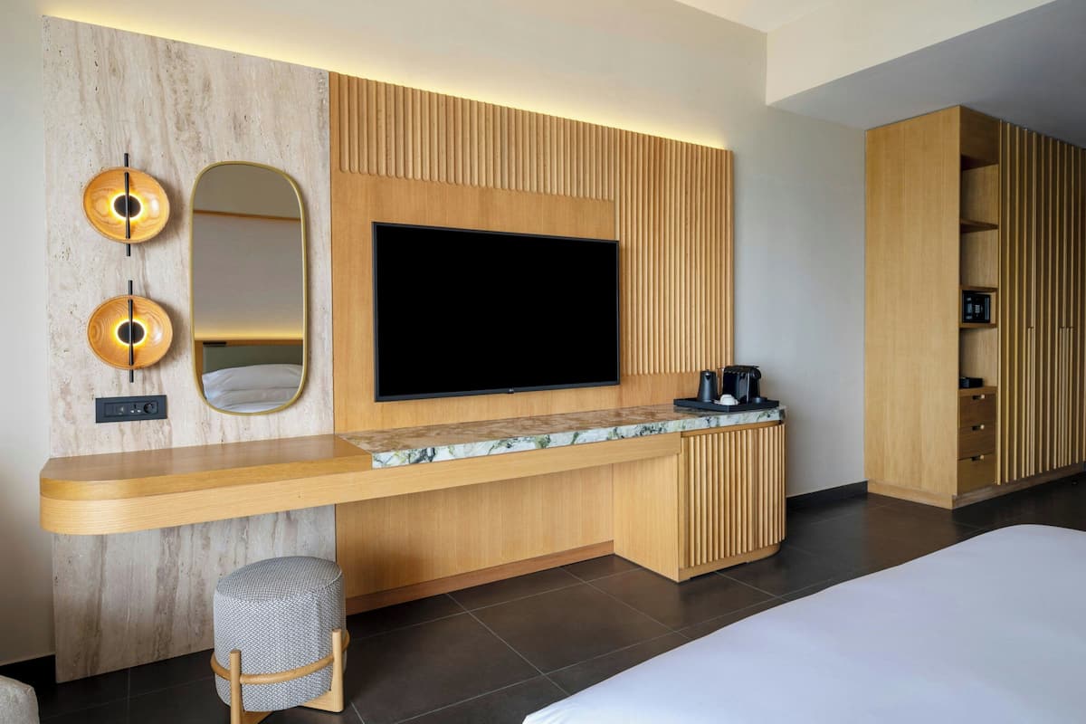 Premium bedding, minibar, in-room safe, desk