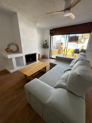 TV, fireplace - Apartment Cala del Pino - Terrace, bbq, sun, heated pool and chimney (La Manga)