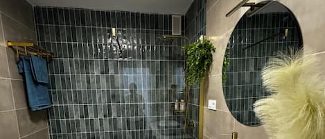 Douche, sĂšche-cheveux, serviettes fournies, savon