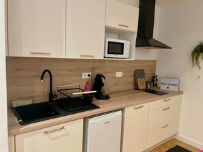 Kühlschrank, Mikrowelle, Herdplatte, Kochgeschirr/Geschirr/Besteck