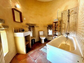 Doccia, asciugacapelli, asciugamani, sapone