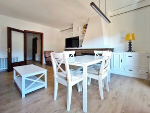 Dining - Vall de Lord, terrace with mountain views (Sant Llorenç de Morunys)
