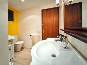 Haartrockner, Handtücher, Toilettenpapier