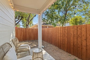 Terrace/patio - Modern Dallas Getaway | Sleeps Big | Brand New Build (Dallas)