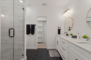 Hair dryer, towels - Modern Dallas Getaway | Sleeps Big | Brand New Build (Dallas)