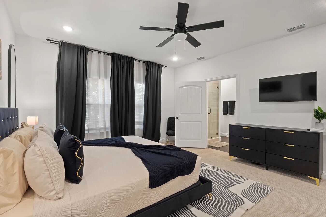 4 habitaciones, escritorio, tabla de planchar con plancha y wifi 