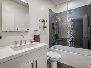 Dusche, Seife, Toilettenpapier