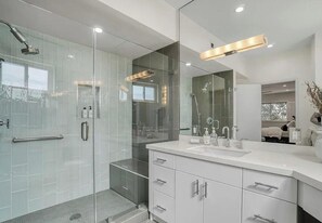 Dusche, Seife, Toilettenpapier