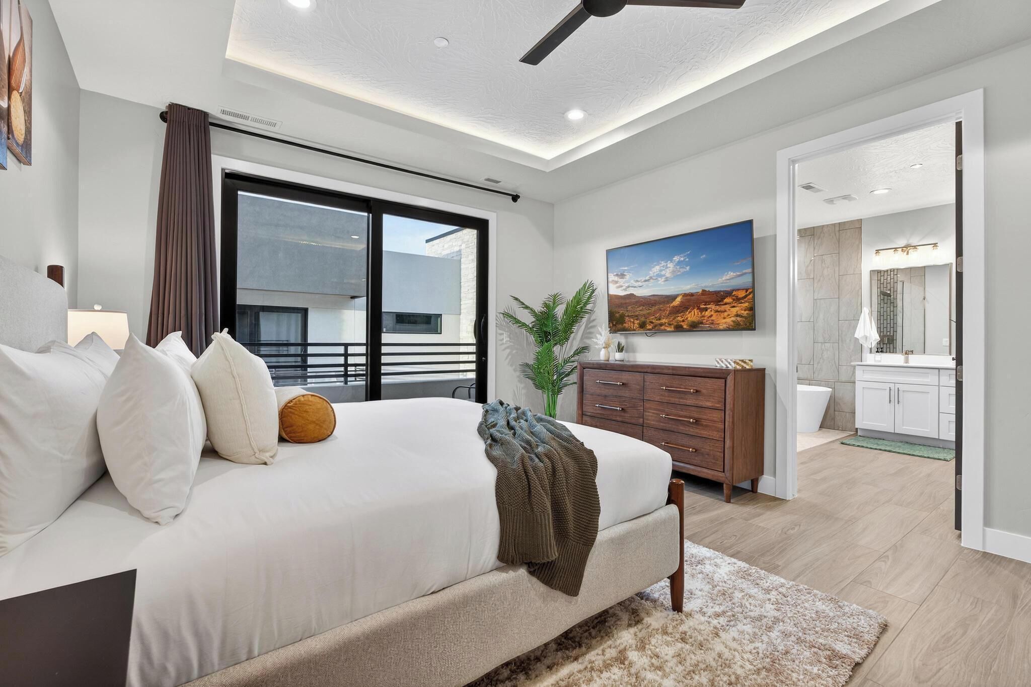 3 habitaciones, tabla de planchar con plancha, wifi y ropa de cama 