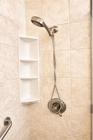 Dusche, Handtücher, Seife, Toilettenpapier