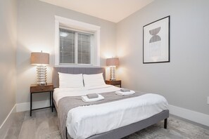 Desk, free WiFi, bed sheets - Modern Comfort 2BR in Delta - Near Parks & Shops (Delta)