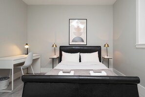 Desk, free WiFi, bed sheets - Modern Comfort 2BR in Delta - Near Parks & Shops (Delta)