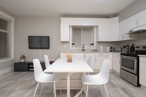 Private kitchen - Modern Comfort 2BR in Delta - Near Parks & Shops (Delta)