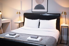 Desk, free WiFi, bed sheets - Modern Comfort 2BR in Delta - Near Parks & Shops (Delta)