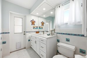 Shower, hair dryer, towels, soap - Waterfront Pool Home with Kayaks,  Near Beaches & Pickleball (Cape Coral)