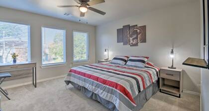Bright Amarillo Townhome with Yard and Garage