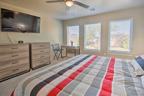 3 Schlafzimmer, Schreibtisch, Bügeleisen/Bügelbrett, Reisekinderbett