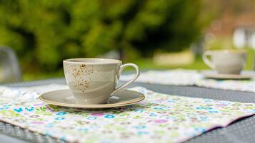 Une tasse de café sur une table, avec un set de table à motifs floraux.