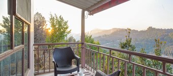 Panoramic Views 4-bedroom Luxury villa in marvelous Mukteshwar for your getaway