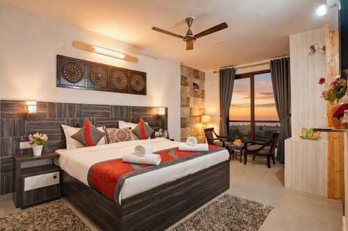 Panoramic Views 4-bedroom Luxury villa in marvelous Mukteshwar for your getaway
