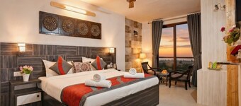Panoramic Views 4-bedroom Luxury villa in marvelous Mukteshwar for your getaway