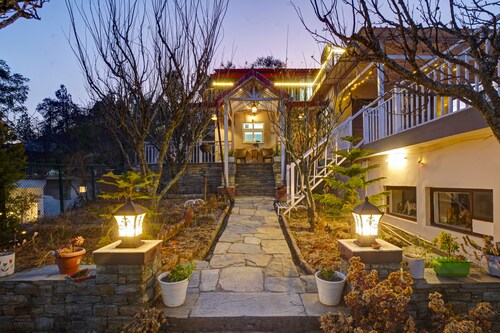 Panoramic Views 4-bedroom Luxury villa in marvelous Mukteshwar for your getaway