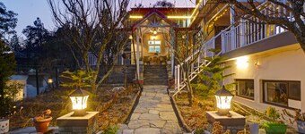 Panoramic Views 4-bedroom Luxury villa in marvelous Mukteshwar for your getaway