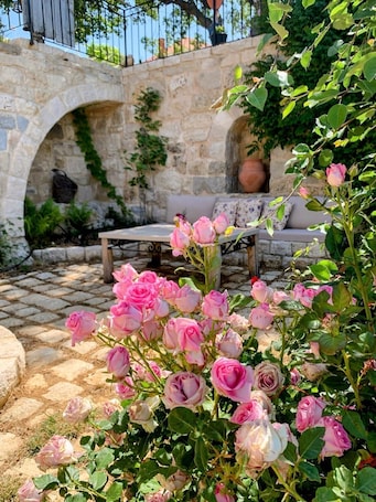 Property grounds. Lovely 3-bedroom bed & breakfast in welcoming Bchaaleh