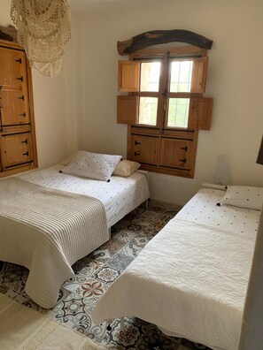 Tabla de planchar con plancha, wifi gratis y ropa de cama 