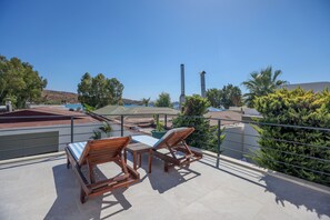 Terrace/patio - Villa Leo: Seaside 4-bedroom villa with private pool and garage (Bodrum)