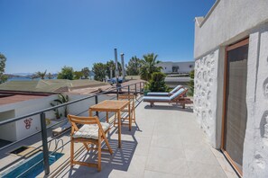 Outdoor dining - Villa Leo: Seaside 4-bedroom villa with private pool and garage (Bodrum)
