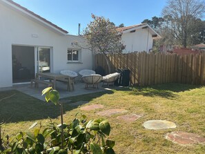 Outdoor dining - FAMILY VACATION HOME 15 MINUTES FROM THE BEACH (Seignosse)